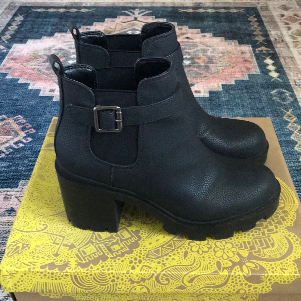 Black pull on boots with chunky heel 6 1/2